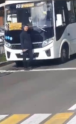 В Ставрополе мужчина встал перед автобусом и начал учить водителя работать