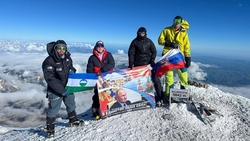 Спасатель из КБР поздравил страну с Днём России на вершине Эльбруса