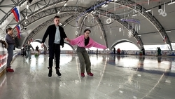 Ставропольцы семьями пришли на открытие ледового катка — видеосюжет 