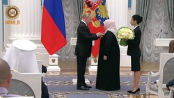 Владимир Путин наградил мать главы Чечни за активную общественную деятельность