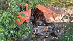 Водитель КамАЗа врезался в дерево под Минводами 