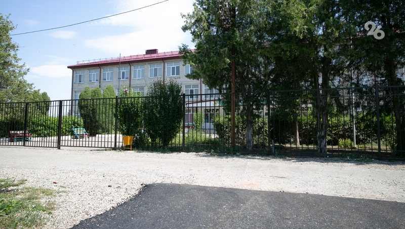 Ремонт ведущей к школе дороги завершают в посёлке Большевик 