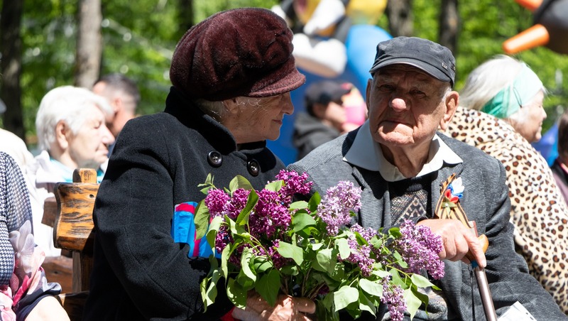 Более чем в 25 дворах Ставрополя для ветеранов устроили дворовые концерты