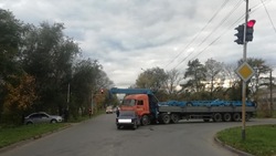 На Ставрополье водитель проскочил на красный и спровоцировал аварию с грузовиком