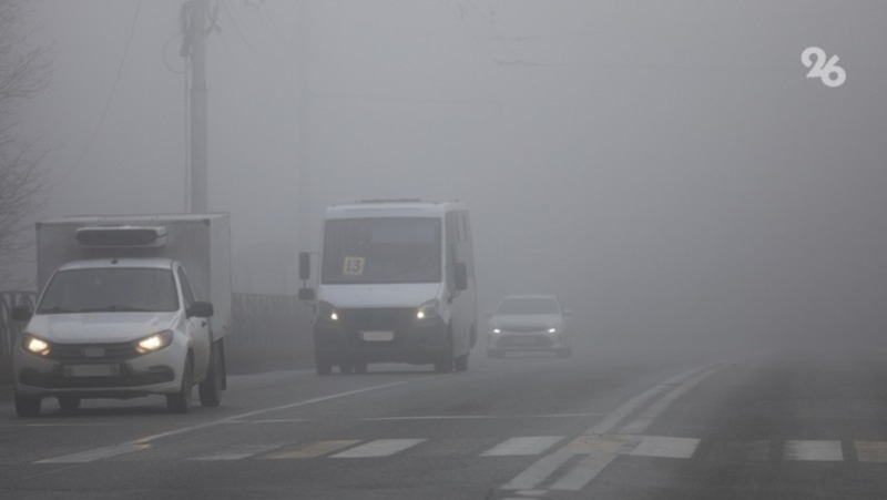 Сильный боковой ветер дует на дорогах в Туркменском округе