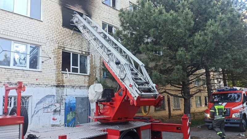 Пожарные спасли человека из горящего нежилого общежития в Ставрополе