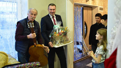 Николай Великдань подарил гитару девятилетней участнице «Ёлки желаний» 