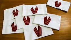 Отличительные повязки для участников СВО шьют волонтёры Кочубеевского округа