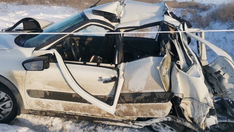 Четыре человека пострадали при столкновении фуры и легкового авто на Ставрополье