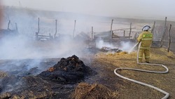 Загоревшиеся тюки сена потушили в селе на Ставрополье