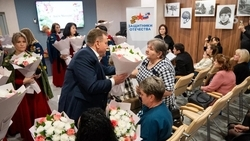 «Знаем, как смотреть в глаза»: в Ставрополе в преддверии Дня матери поздравили матерей и жён военнослужащих, погибших в зоне СВО