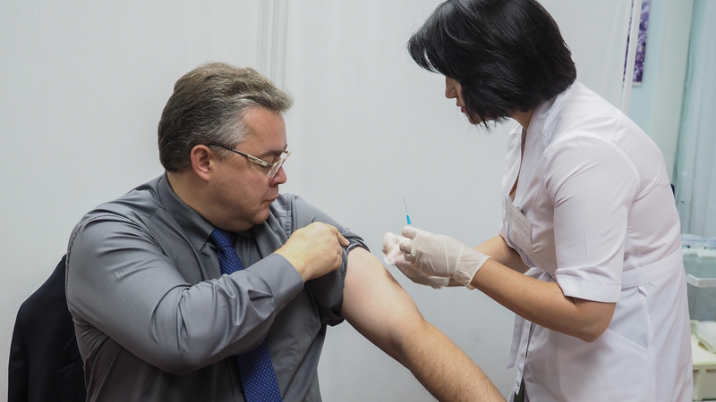 Губернатор Ставрополья Владимиров сделал прививку от гриппа