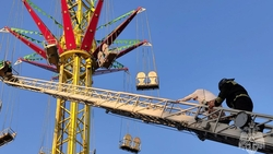 Спасатели сняли 13 отдыхающих с аттракциона в Нальчике