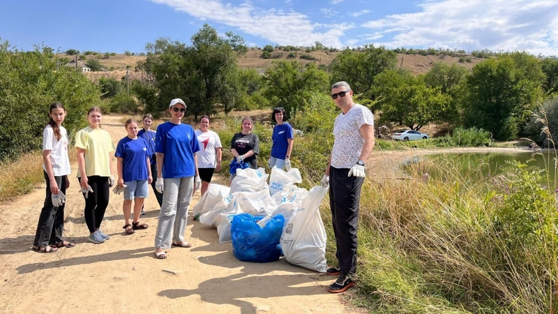Жители Светлограда убрали берег Кисличанского пруда