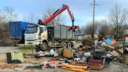 Горы мусора вывезли с контейнерной площадки в селе Минераловодского округа