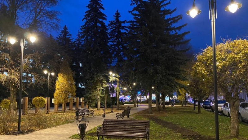 Новые энергосберегающие фонари установили в сквере на улице Маршала Жукова Ставрополя