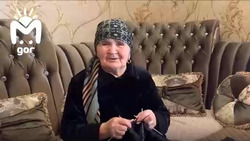 Пенсионерка из КЧР вяжет тёплые носки для участников спецоперации на Украине