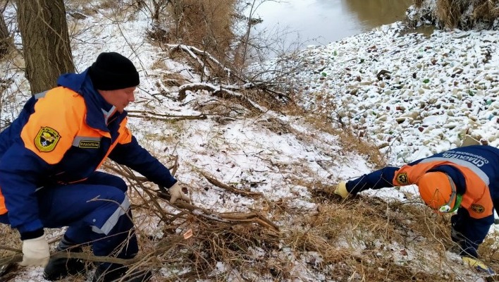 Работы по расчистке пластиковой «плотины» в Петровском округе перенесли на утро 15 января