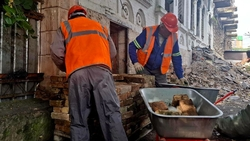 Территорию старинной гостиницы приводят в порядок в Ессентуках