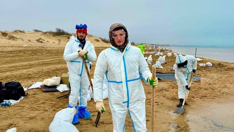 Ещё 40 ставропольских студентов поедут помогать расчищать мазут в Анапу