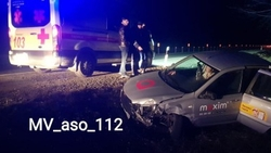 Такси въехало в ограждение на федеральной трассе в Минводах