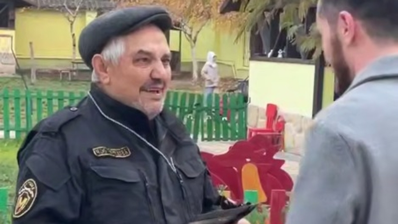 Охранник детсада в Кизилюрте едет в малый хадж благодаря родителям воспитанников