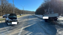 Водитель сломал кисть руки после столкновения с грузовой «Газелью» в Ставрополе