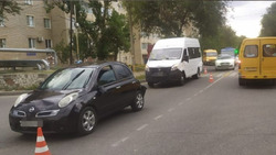 Девочка-подросток и мужчина пострадали в Будённовске из-за столкновения маршрутки с иномаркой