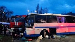 Четыре человека пострадали в аварии с автобусом и пожарной машиной в Пятигорске