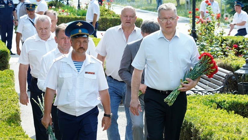 Губернатор Ставрополья торжественно открыл мемориалы, посвящённые героям-десантникам
