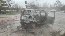 Ехавшая машина загорелась на дороге в Будённовском округе