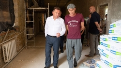 Мэр Ставрополя проверил ход ремонта двух школ и спортивного учреждения в городе