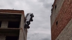 Каскадёр на «Ниве» упал с четырёхэтажного здания в Северной Осетии