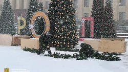 Новогодний декор начали убирать в Ставрополе