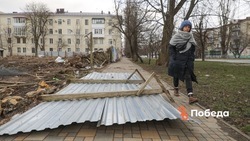 В Ставрополе аварийные службы устраняют последствия разбушевавшегося ураганного ветра