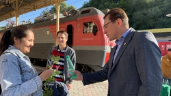 Глава Кисловодска с розами и нарзаном встречал прибывающих на ж/д вокзале в День города