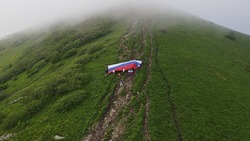 Триколор России подняли над вершинами гор-лакколитов в Железноводске