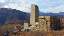 Жители чеченского села Кенхи восстанавливают старые мечети и башни по всей республике