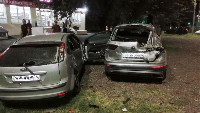 Автомобилистка в Благодарном протаранила две иномарки и сбила двух пешеходов