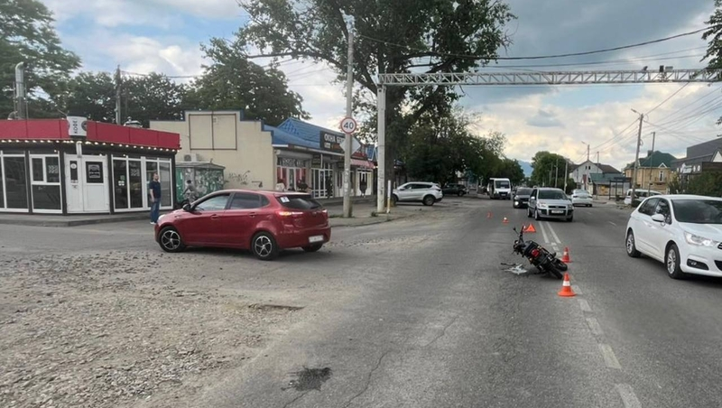 Мотоциклистка попала в больницу после столкновения с иномаркой в Ессентуках 