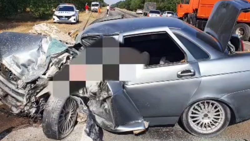 В Будённовском округе водитель легковушки погиб в результате лобового столкновения с грузовиком