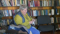 Жительница Изобильненского округа вяжет тёплые носки для участников СВО
