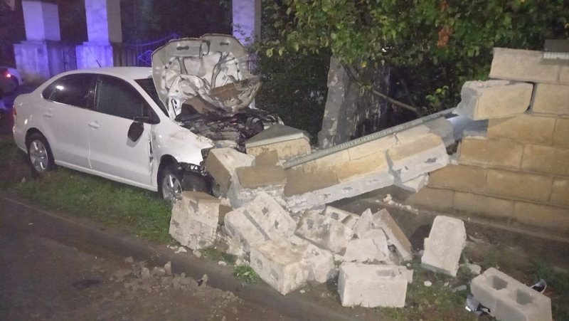 Водитель иномарки погиб, врезавшись в каменный забор в Кисловодске 