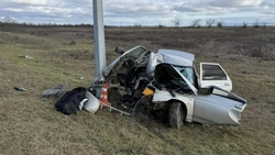 Молодой водитель врезался в опору ЛЭП и погиб в Курском округе 