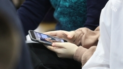 Ставропольский педагог поддержала инициативу о полном запрете мобильных устройств на уроках 