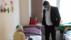 Пациентам краевой детской больницы Ставрополья волонтёры вручили сладкие подарки