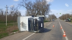 Водитель иномарки пострадал при столкновении с грузовиком в Будённовском округе 