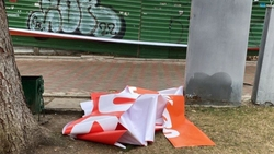 Пьяная ессентучанка срезала баннер к 80-летию Победы и вытерла об него ноги