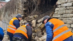 Коммунальщики приступили к разбору рухнувшей подпорной стены на Крепостной горе в Ставрополе