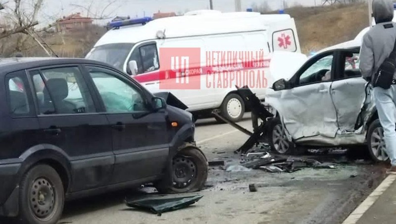 Несколько человек серьёзно пострадали в аварии трёх легковушек в Невинномысске 